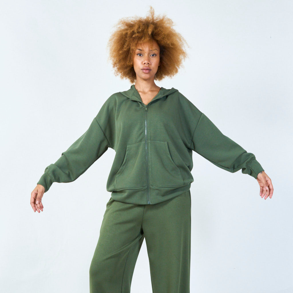 woman-green-sweat-comfyset2